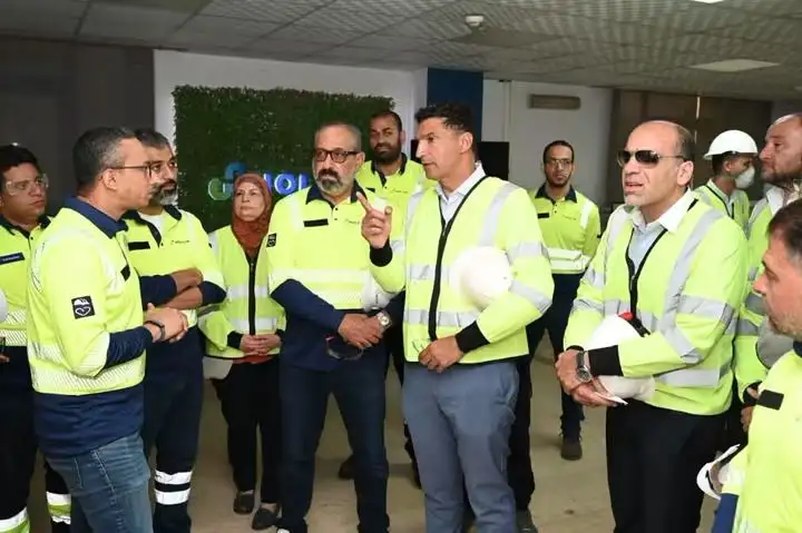 وزير الصناعة يبحث تطورات الإنتاج خلال تفقد مصنع هولسيم مصر بالعين السخنة