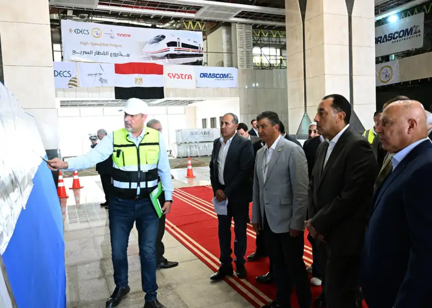 رئيس الوزراء يتفقد مشروع الخط الأول من شبكة القطار الكهربائي السريع
