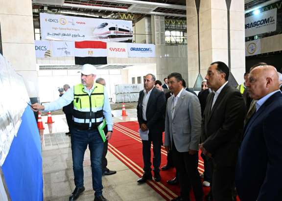 رئيس الوزراء يتفقد مشروع الخط الأول من شبكة القطار الكهربائي السريع