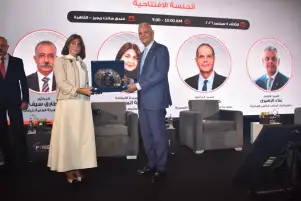 الاستاذه هبه السويدي أثناء تسلم درع التكريم