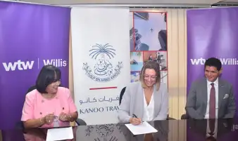 جانب من التوقيع