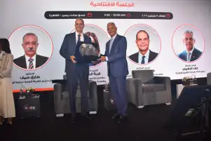 جانب من تكريم ممثل اتحاد الصناعات