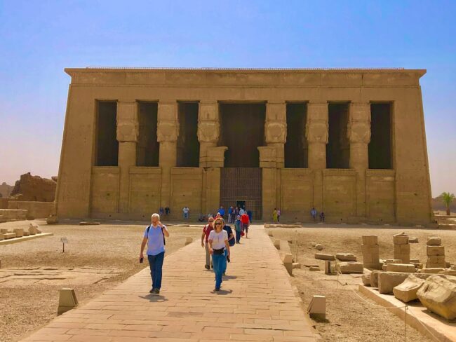 الواجهة الرئيسية لمعبد دندرة تتصدرها اعمدةضخمة تحمل رؤوس الالهة حتحور.